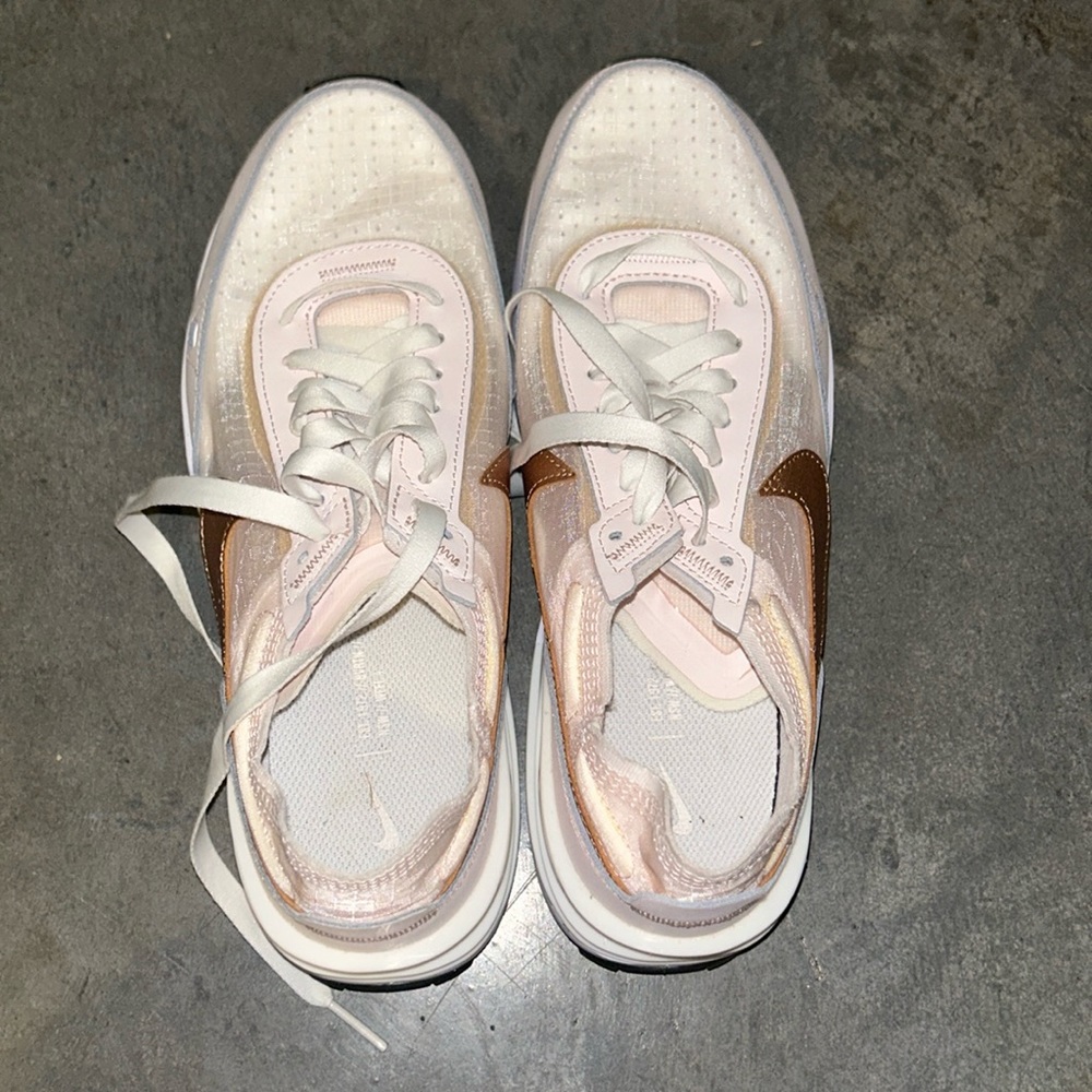 Nike tennis shoes size 9 barely worn